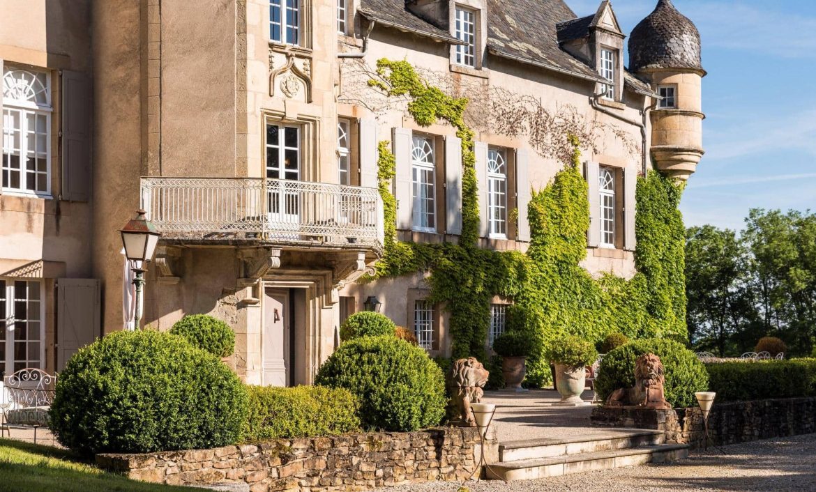 Château de Labro in Aveyron, with its stone façade, terrace and garden