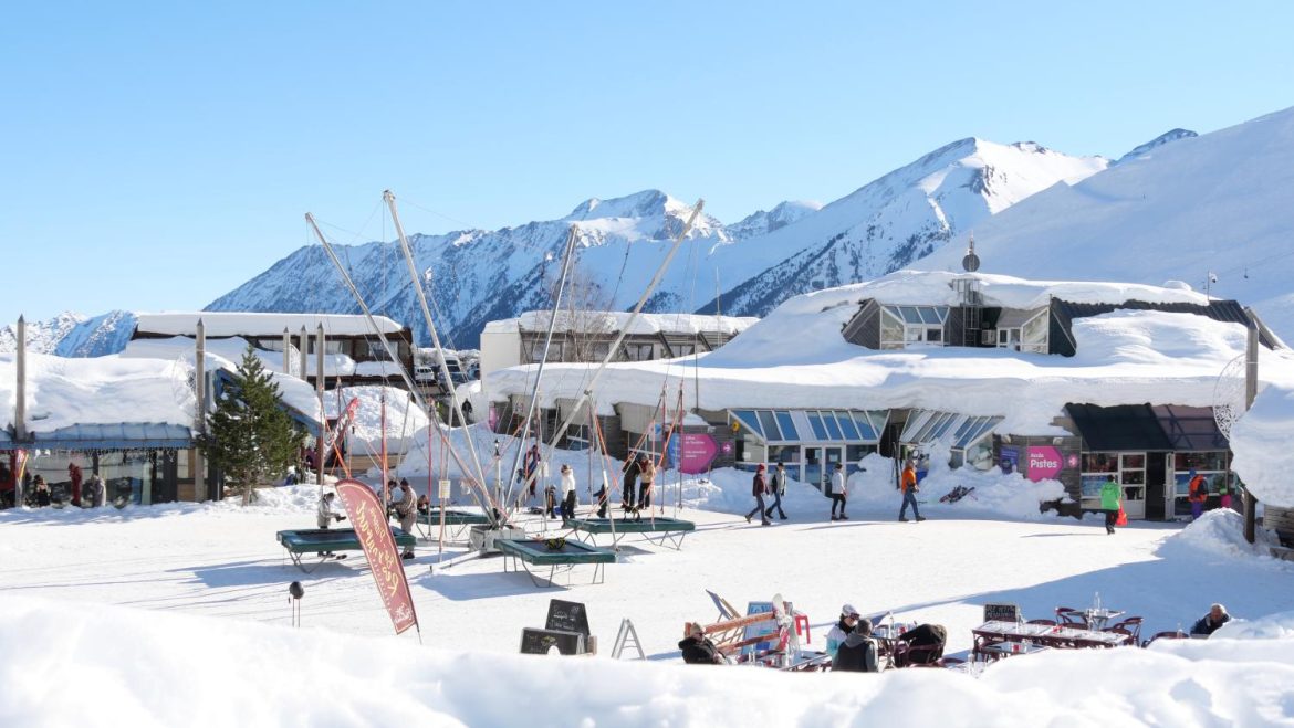 Beginner ski resorts in the Pyrenees: Piau-Engaly snow front beneath the mountains