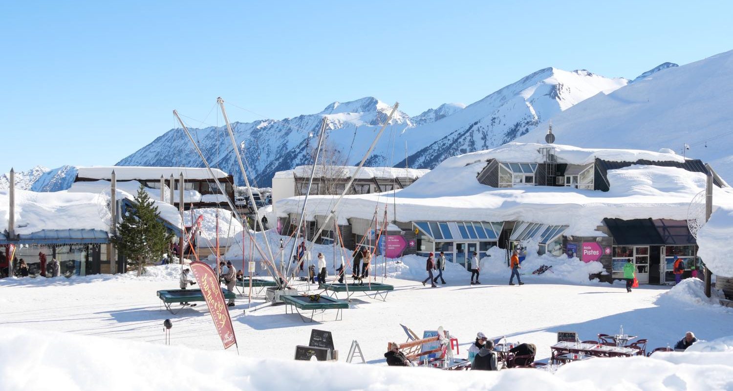 Beginner ski resorts in the Pyrenees: Piau-Engaly snow front beneath the mountains
