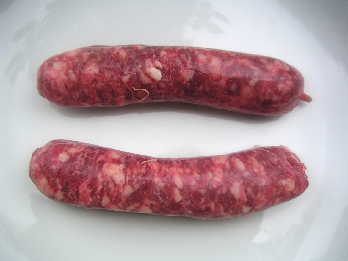 Deux saucisses de Toulouse crues avant cuisson