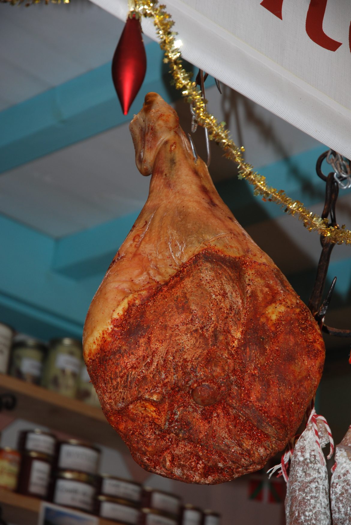 Jambon de Bayonne présenté au marché de Saint-Jean-de-Luz, au Pays basque