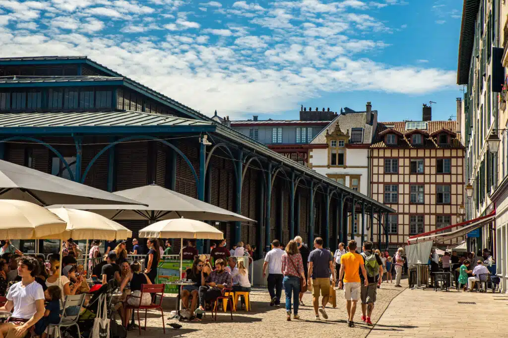 Les Halles de Bayonne, marché couvert et terrasses au Pays basque
