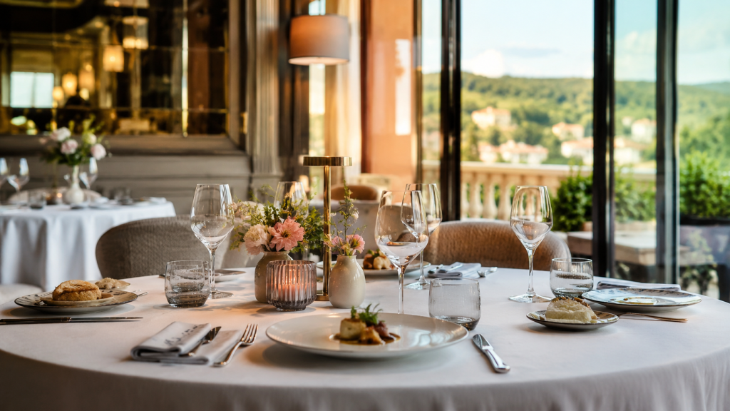 Table gastronomique dans un restaurant du Sud-Ouest