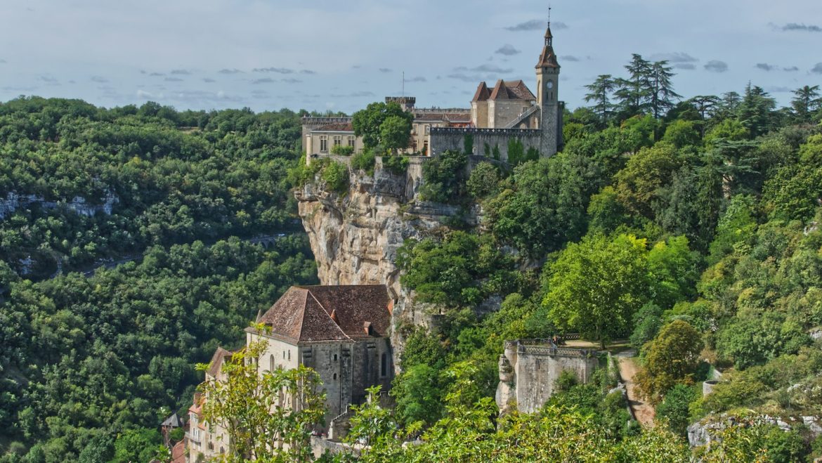 Rocamadour : maisons et sanctuaires accrochés à la falaise du Quercy, au-dessus de la vallée de l’Alzou