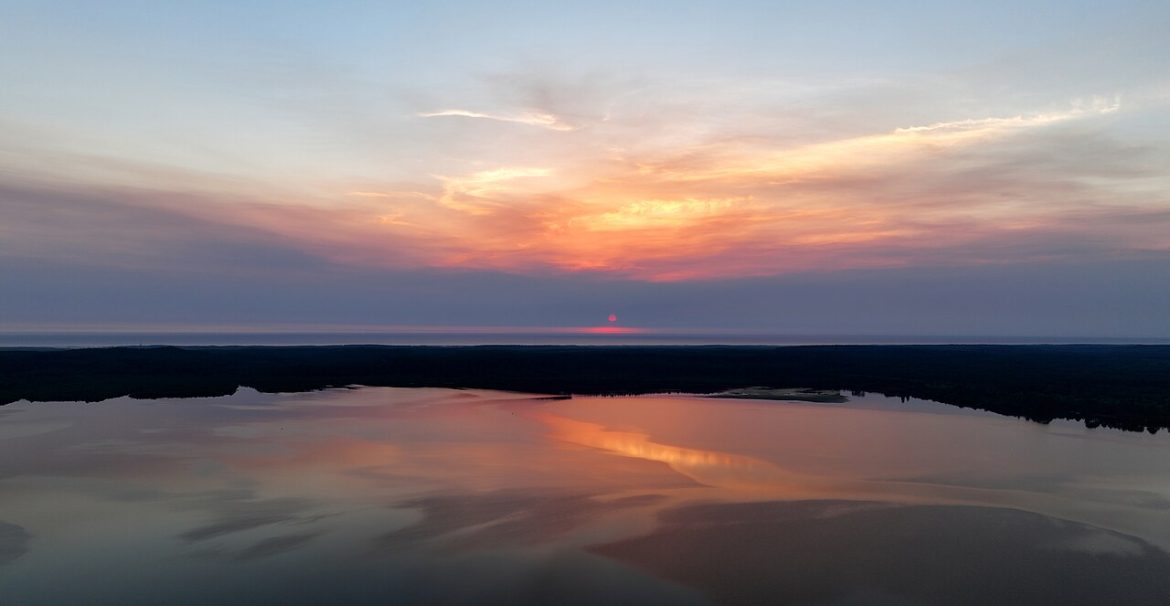 Coucher de soleil au-dessus du lac de Léon dans les Landes